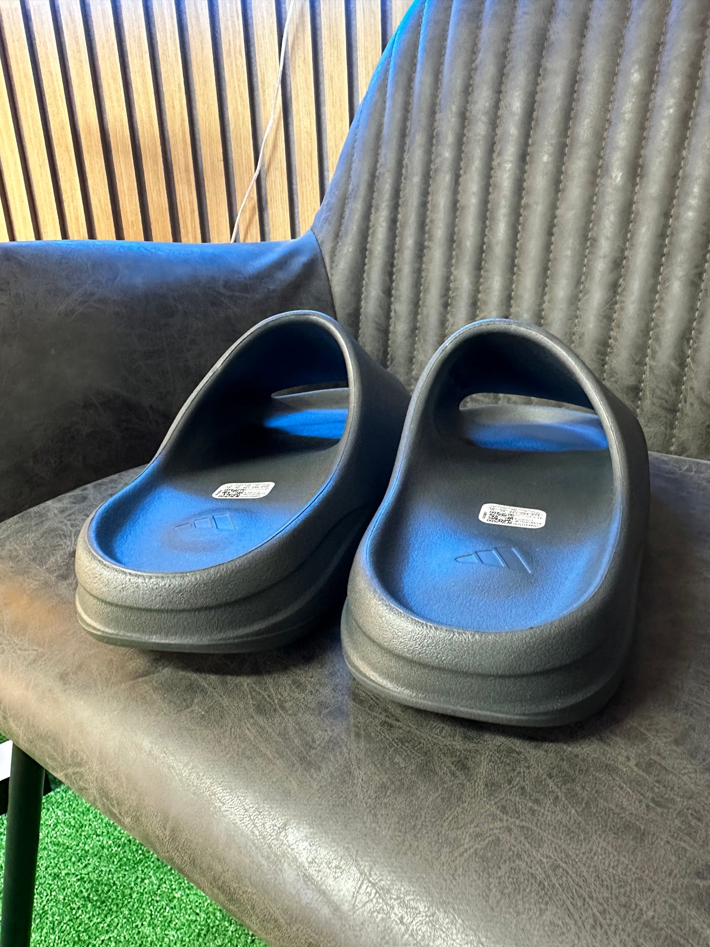 YEEZY SLIDE DARK ONYX