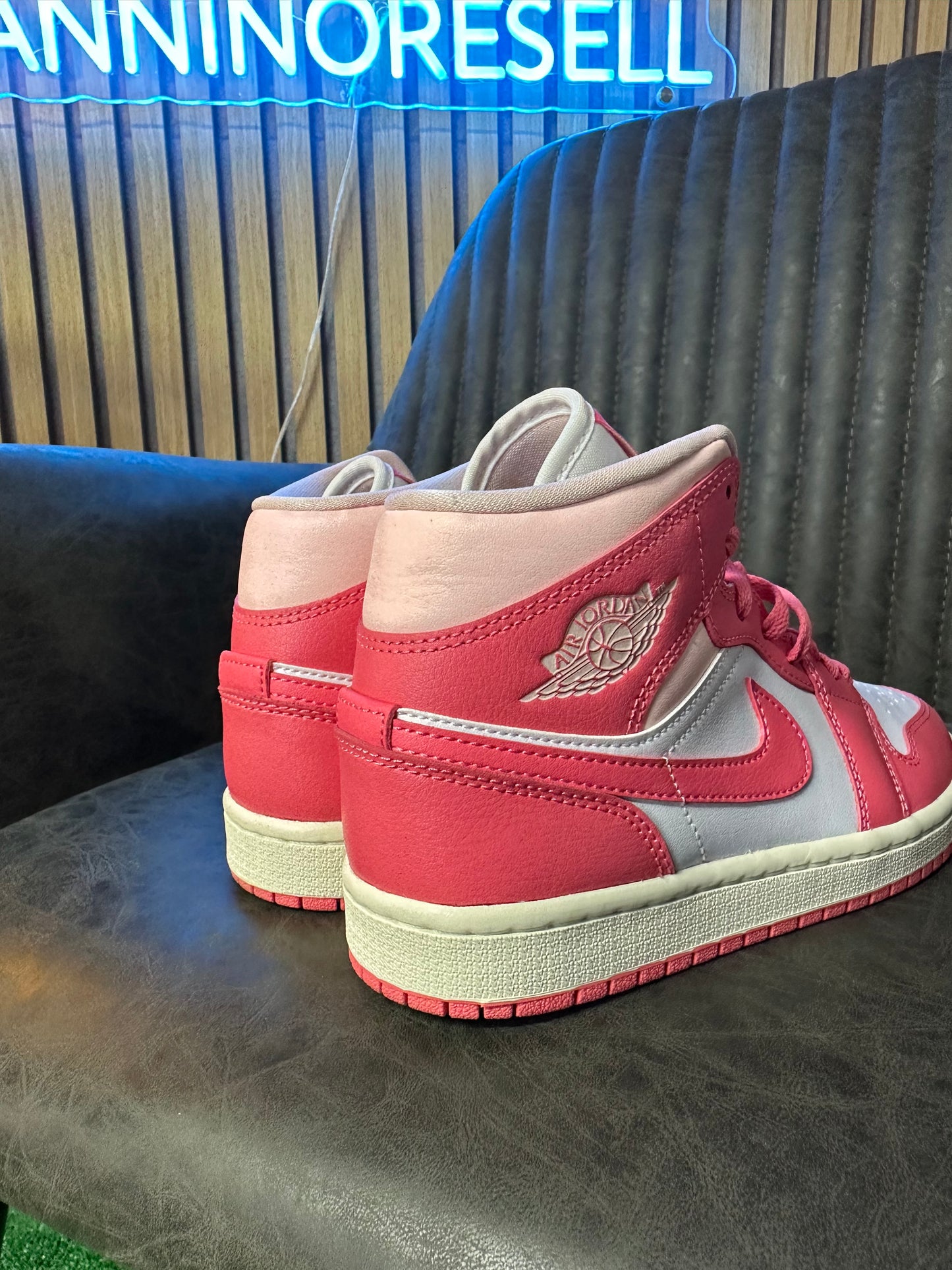 JORDAN 1 MID STRAWBERRIES