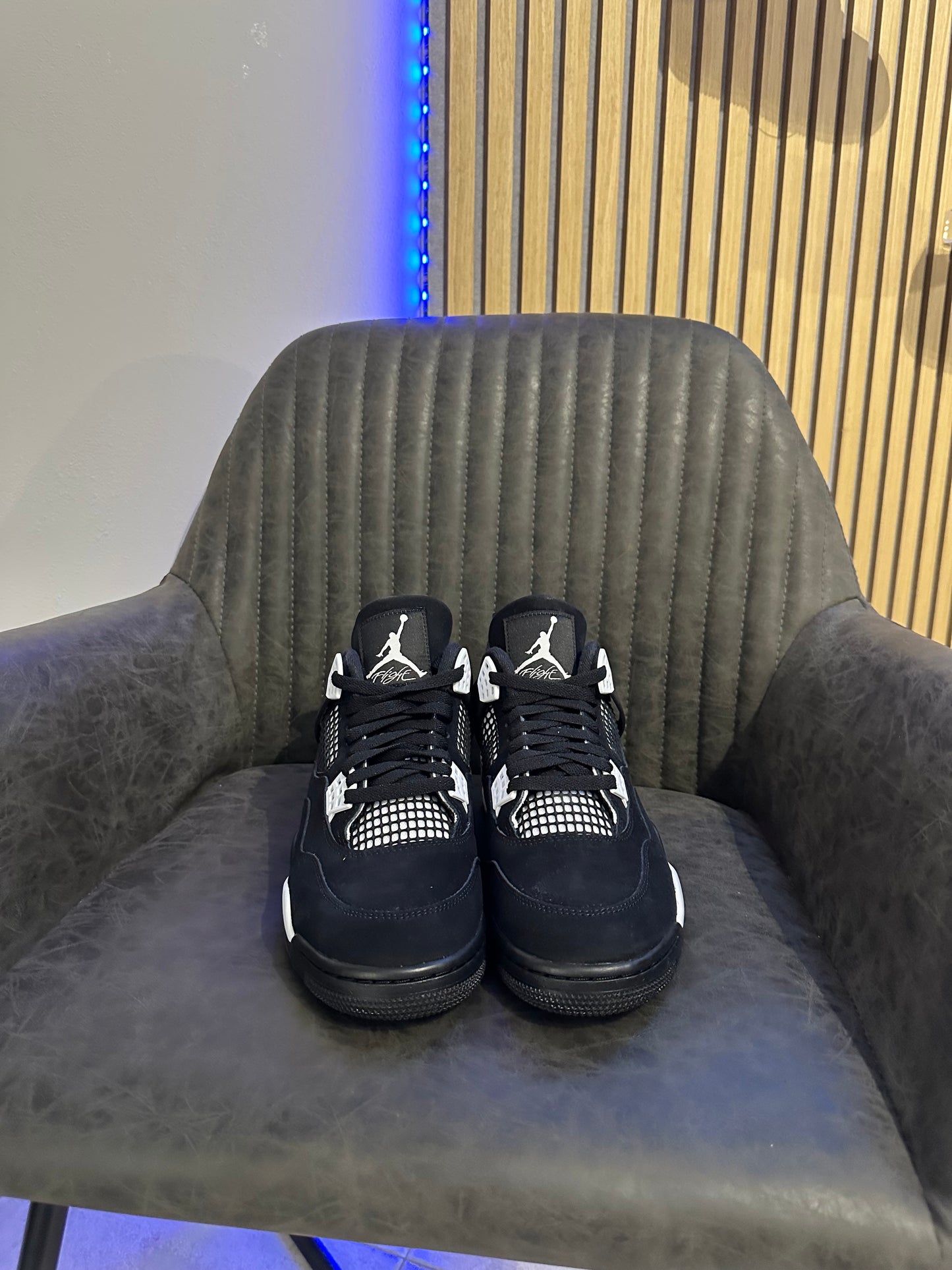 JORDAN 4 WHITE THUNDER