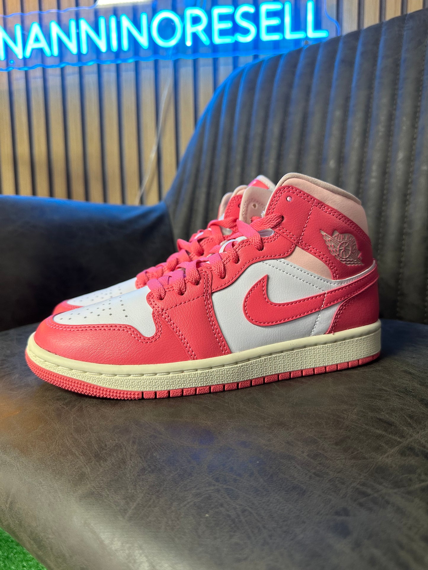 JORDAN 1 MID STRAWBERRIES