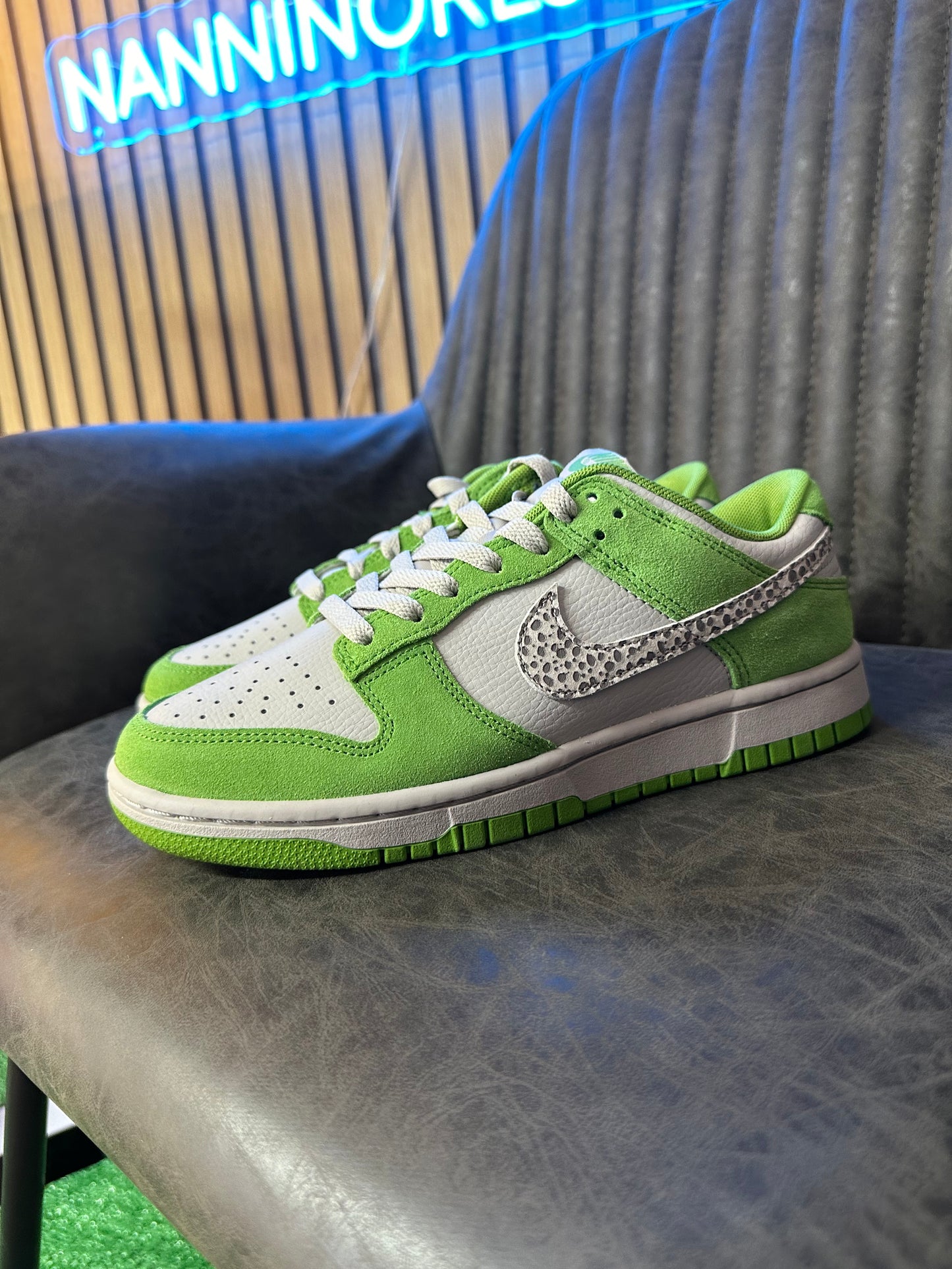 DUNK LOW CHLOROPHYLL SWOOSH