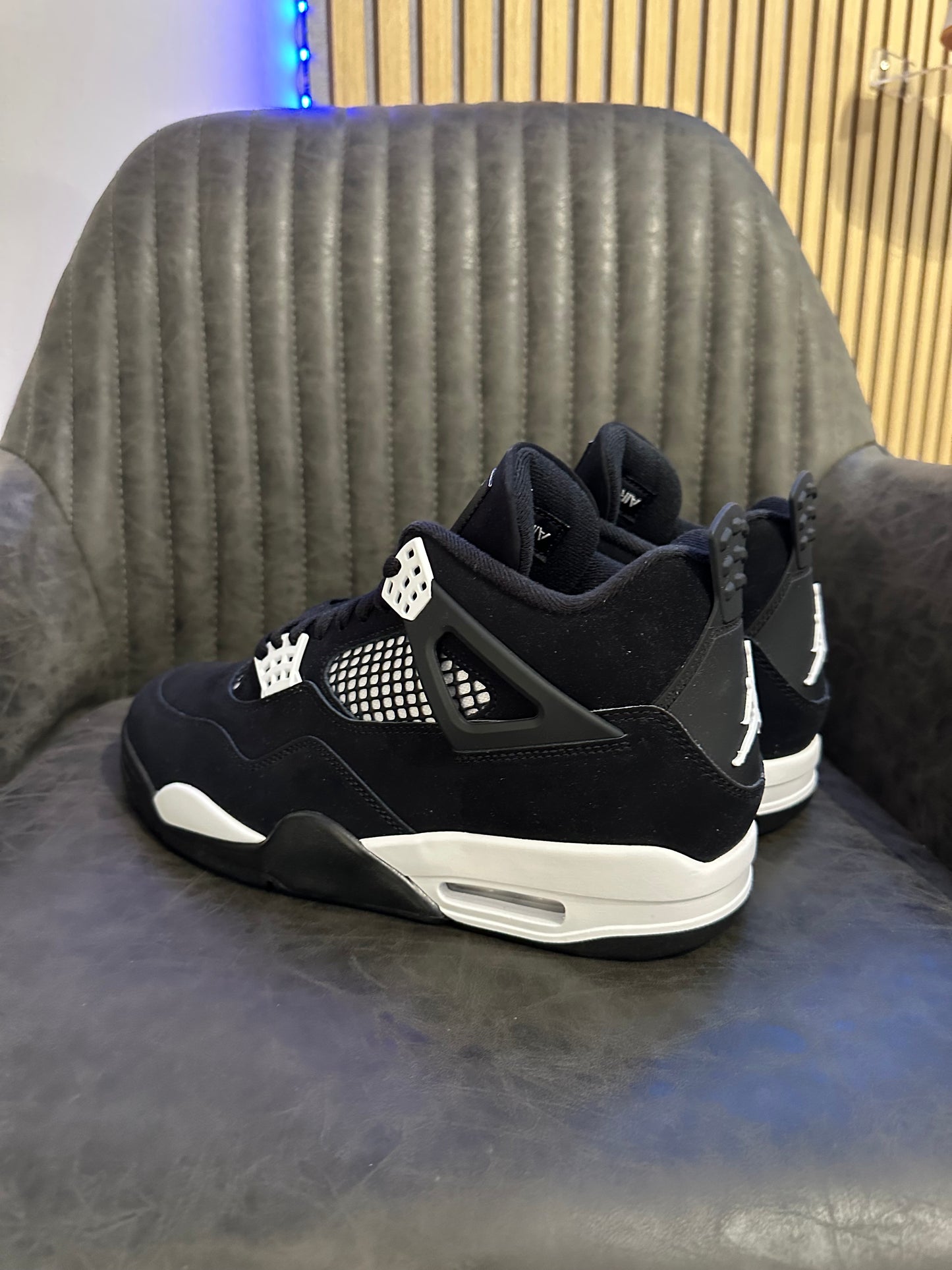 JORDAN 4 WHITE THUNDER