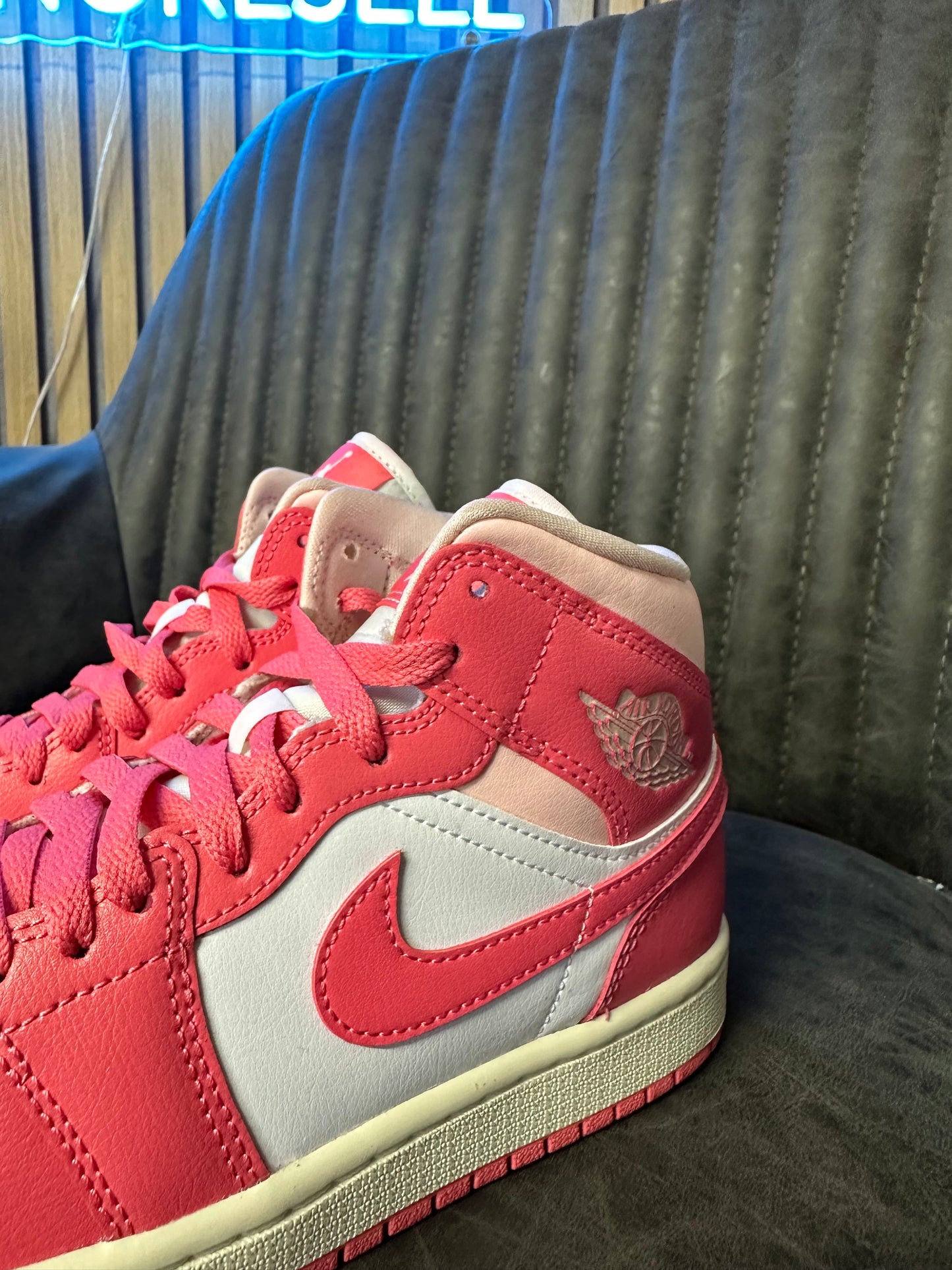 JORDAN 1 MID STRAWBERRIES