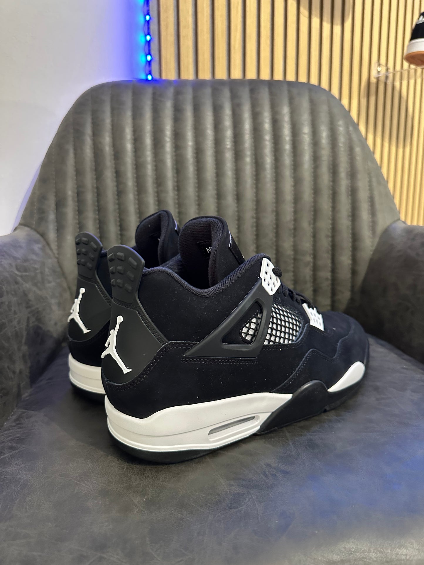 JORDAN 4 WHITE THUNDER