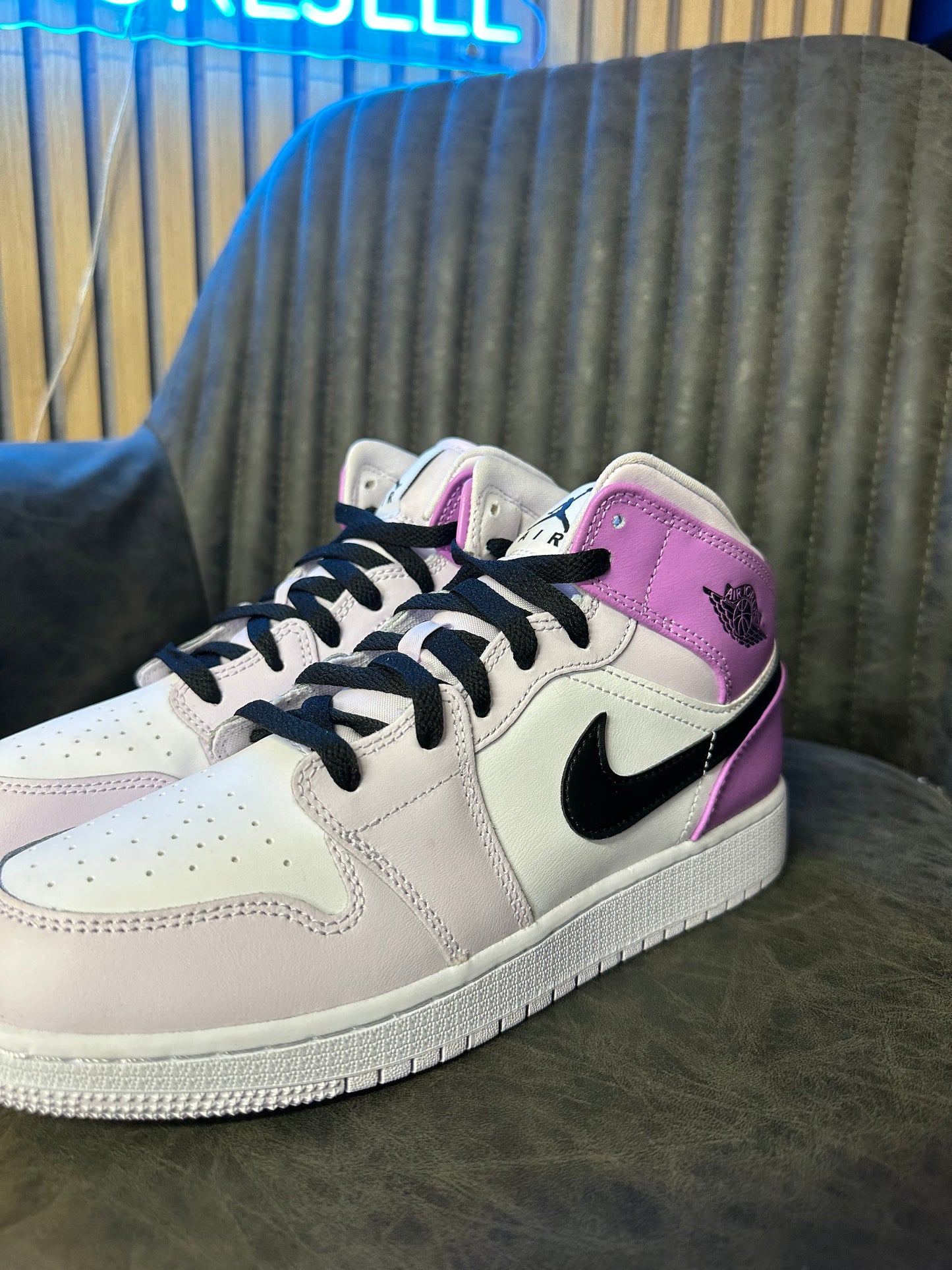 JORDAN 1 MID GRAPE