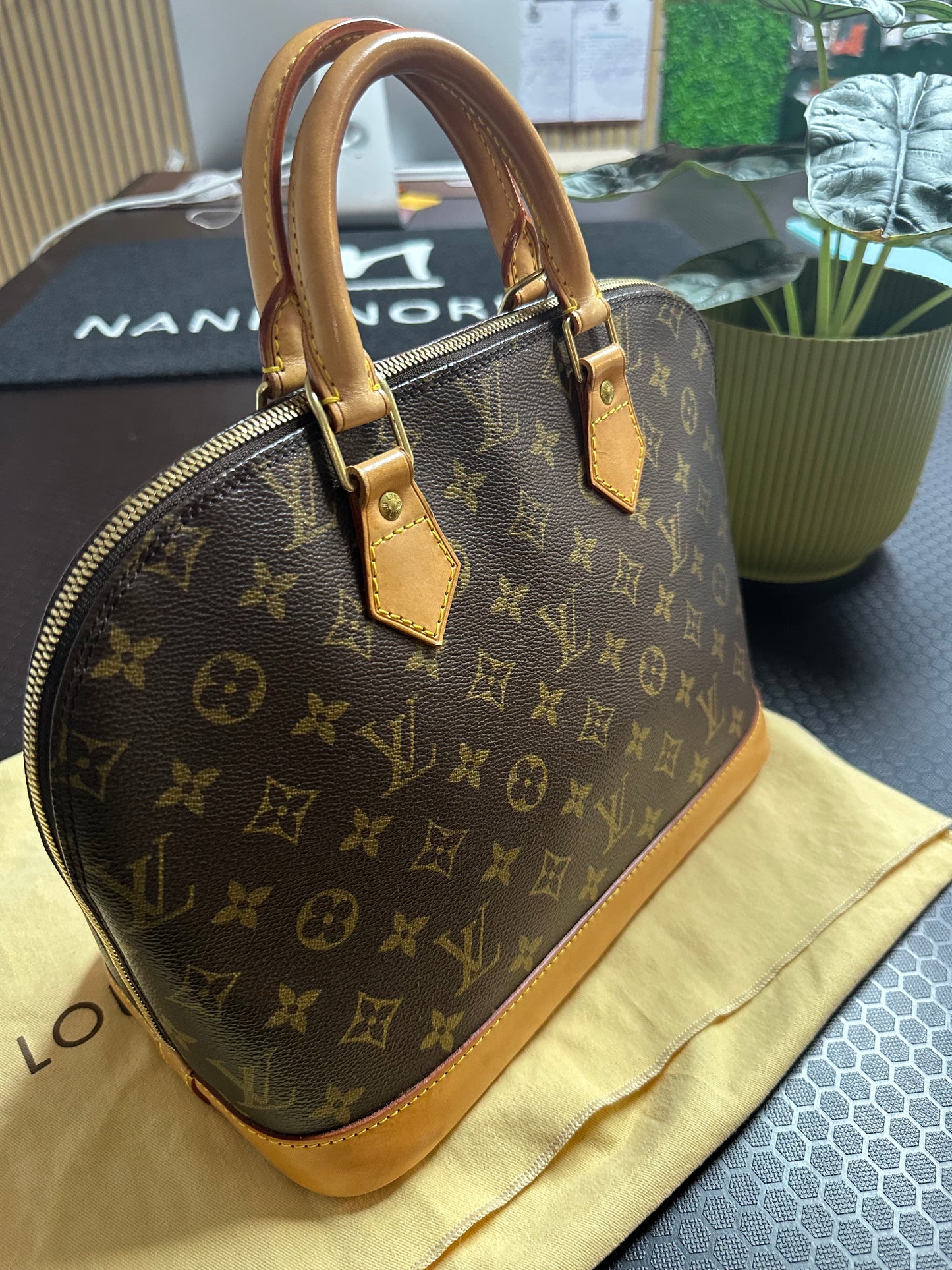 Louis Vuitton alma pm