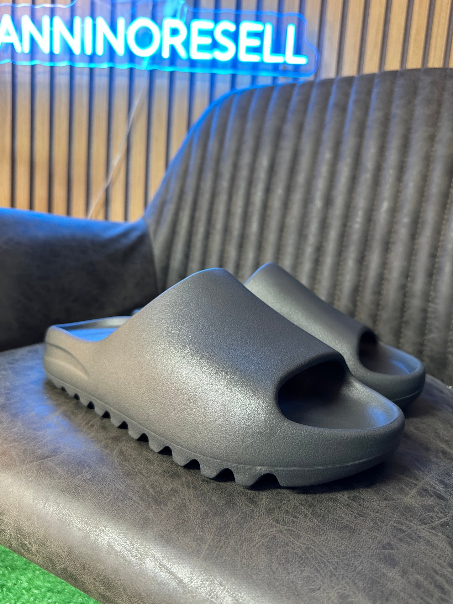 YEEZY SLIDE DARK ONYX