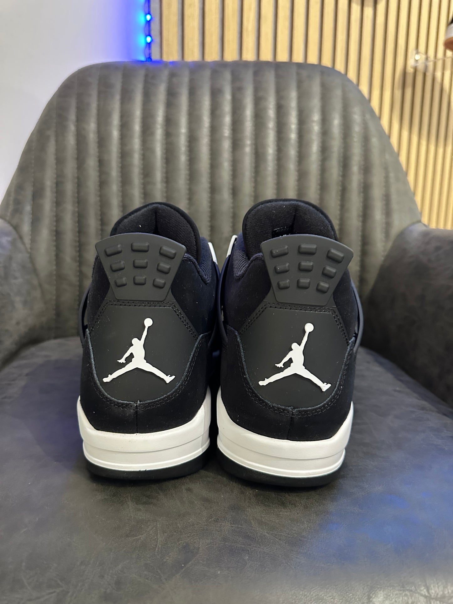 JORDAN 4 WHITE THUNDER