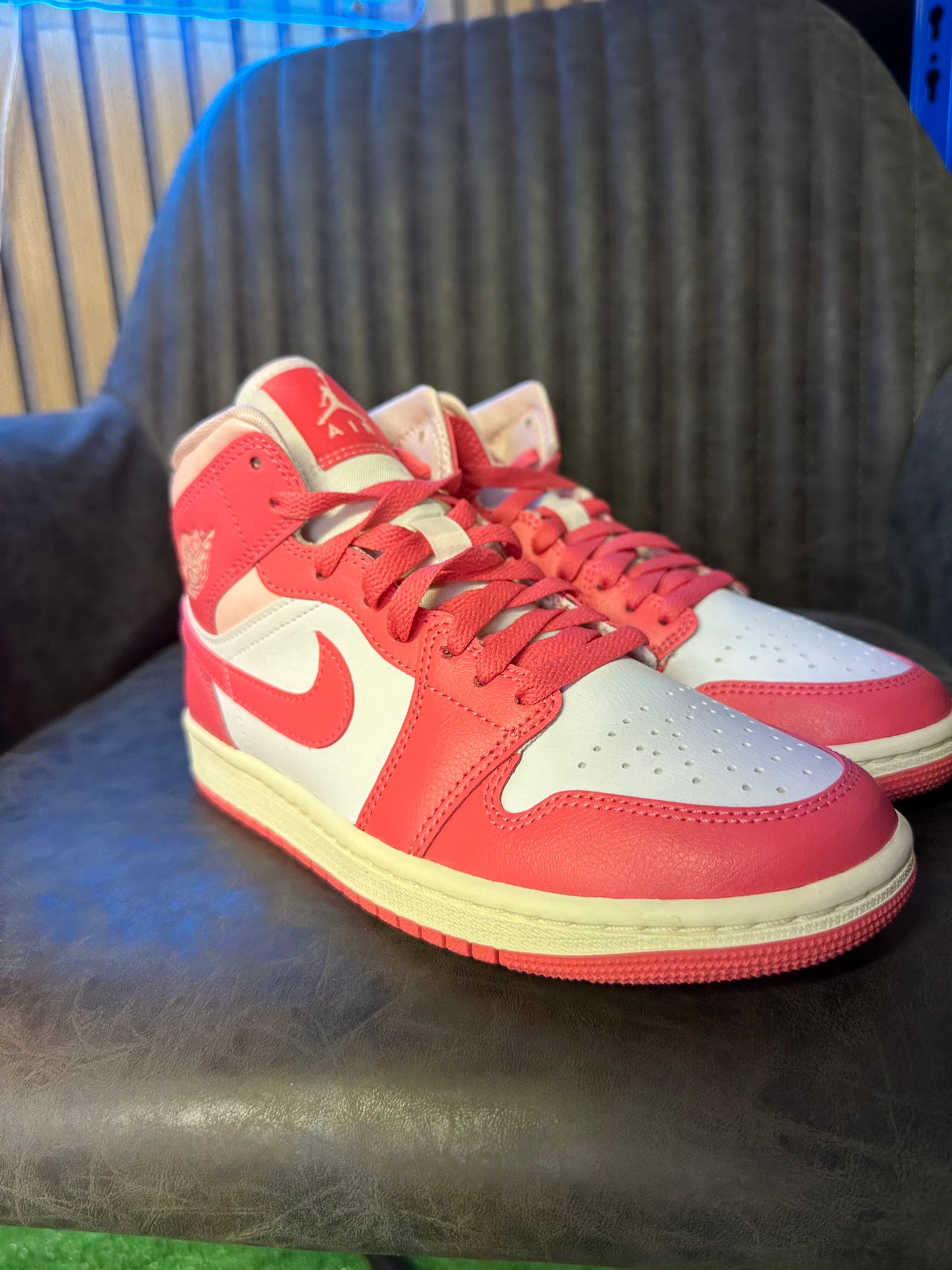 JORDAN 1 MID STRAWBERRIES