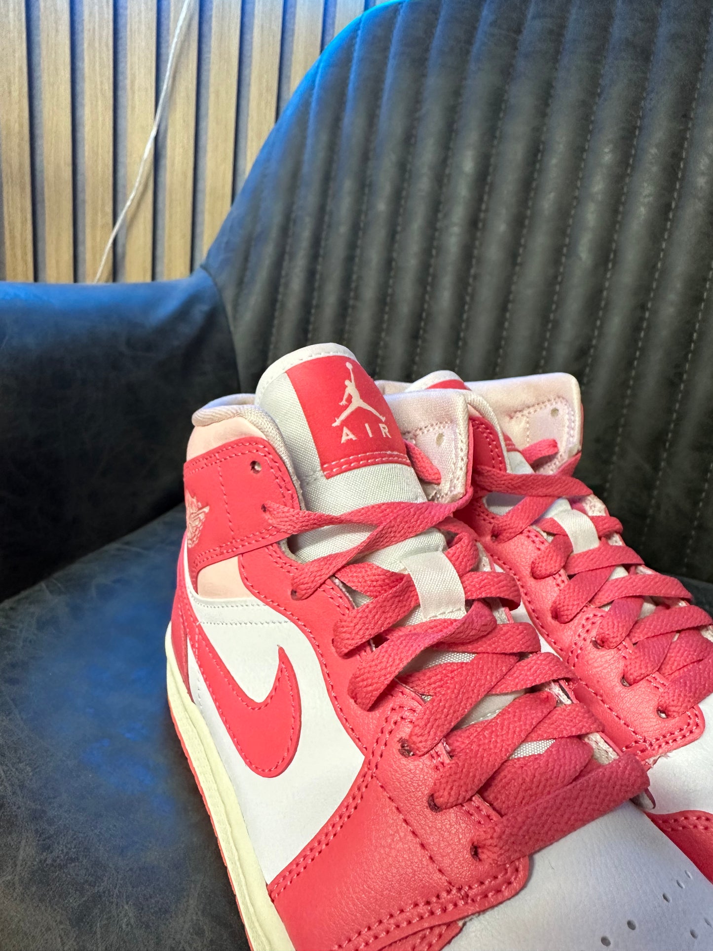 JORDAN 1 MID STRAWBERRIES