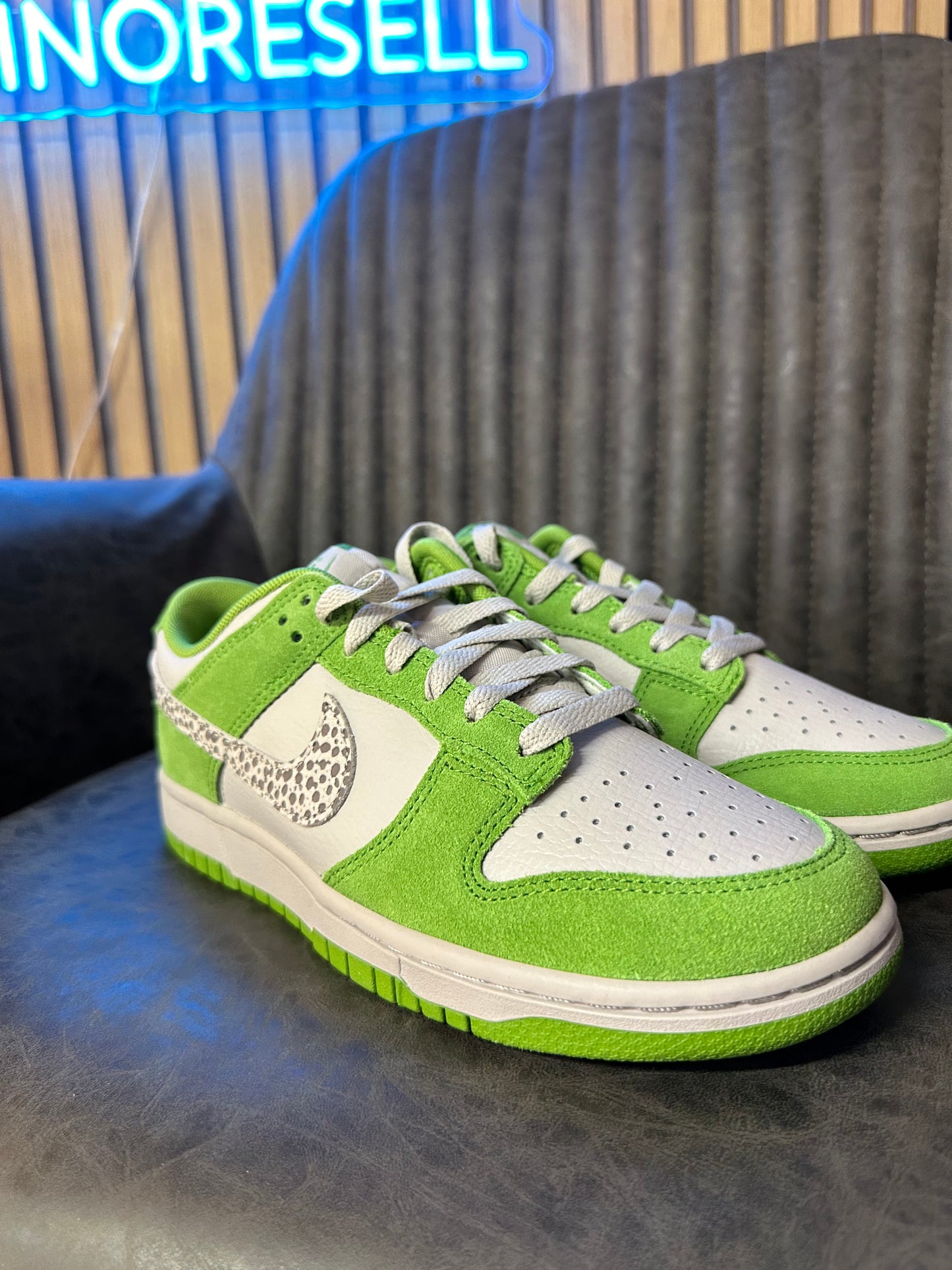 DUNK LOW CHLOROPHYLL SWOOSH