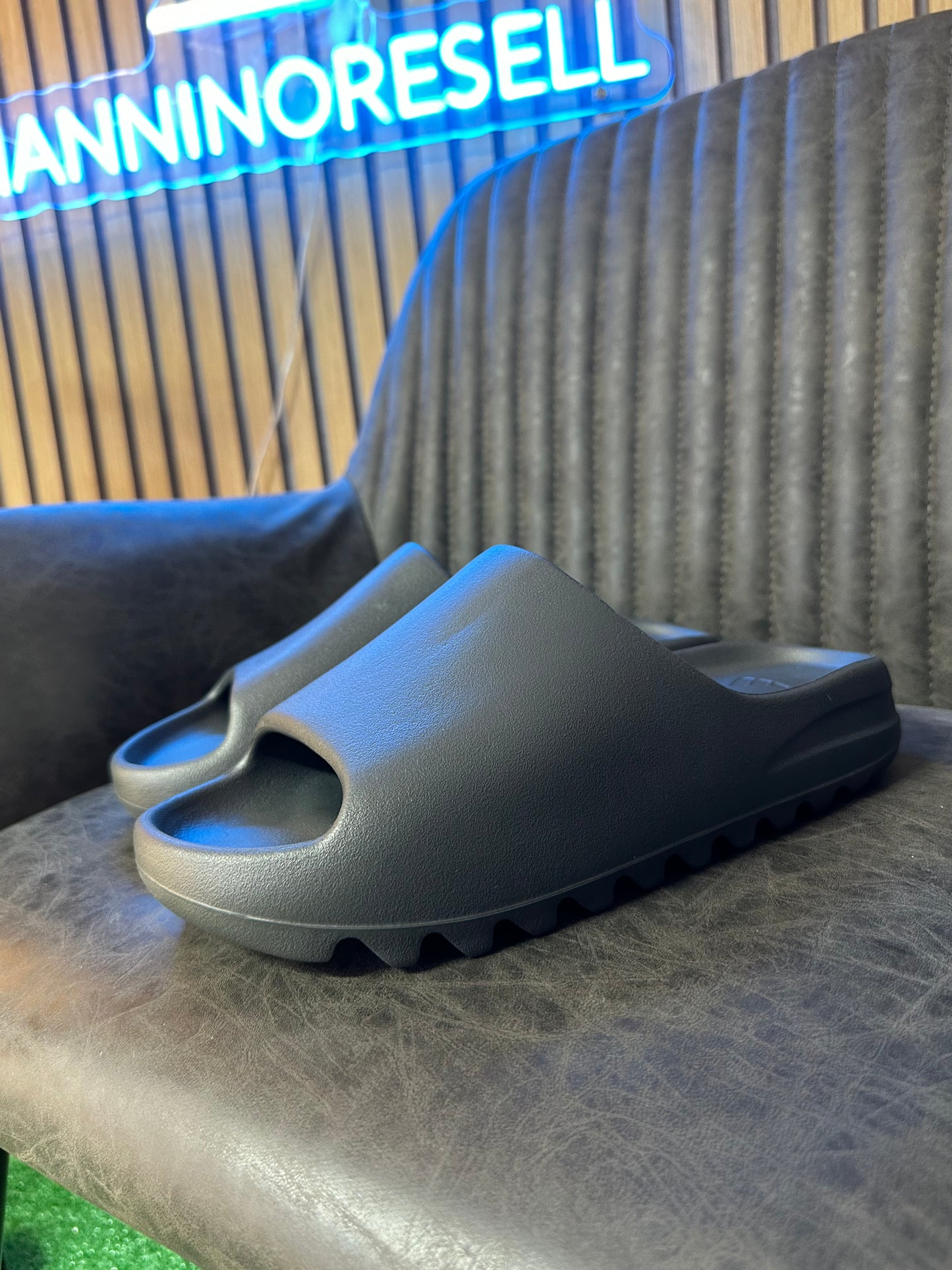 YEEZY SLIDE DARK ONYX