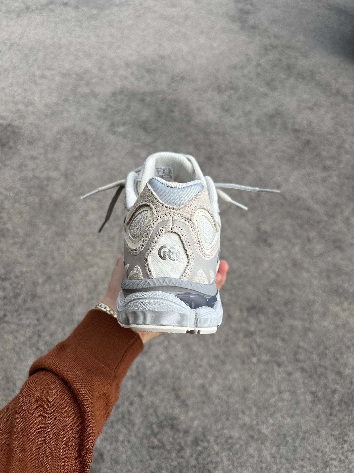 Asics nyc crema